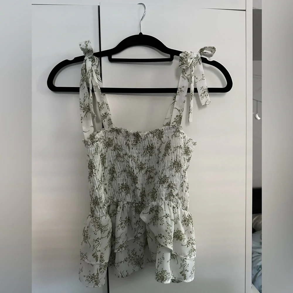 Cute Floral Ruffled Tank - Picture 2 of 4